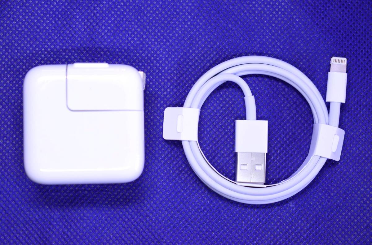 未使用Apple 純正 iPhone A1357 10W 5V2A 急速充電電源アダプタ＋未使用純正ライトニングケーブル 1ｍ