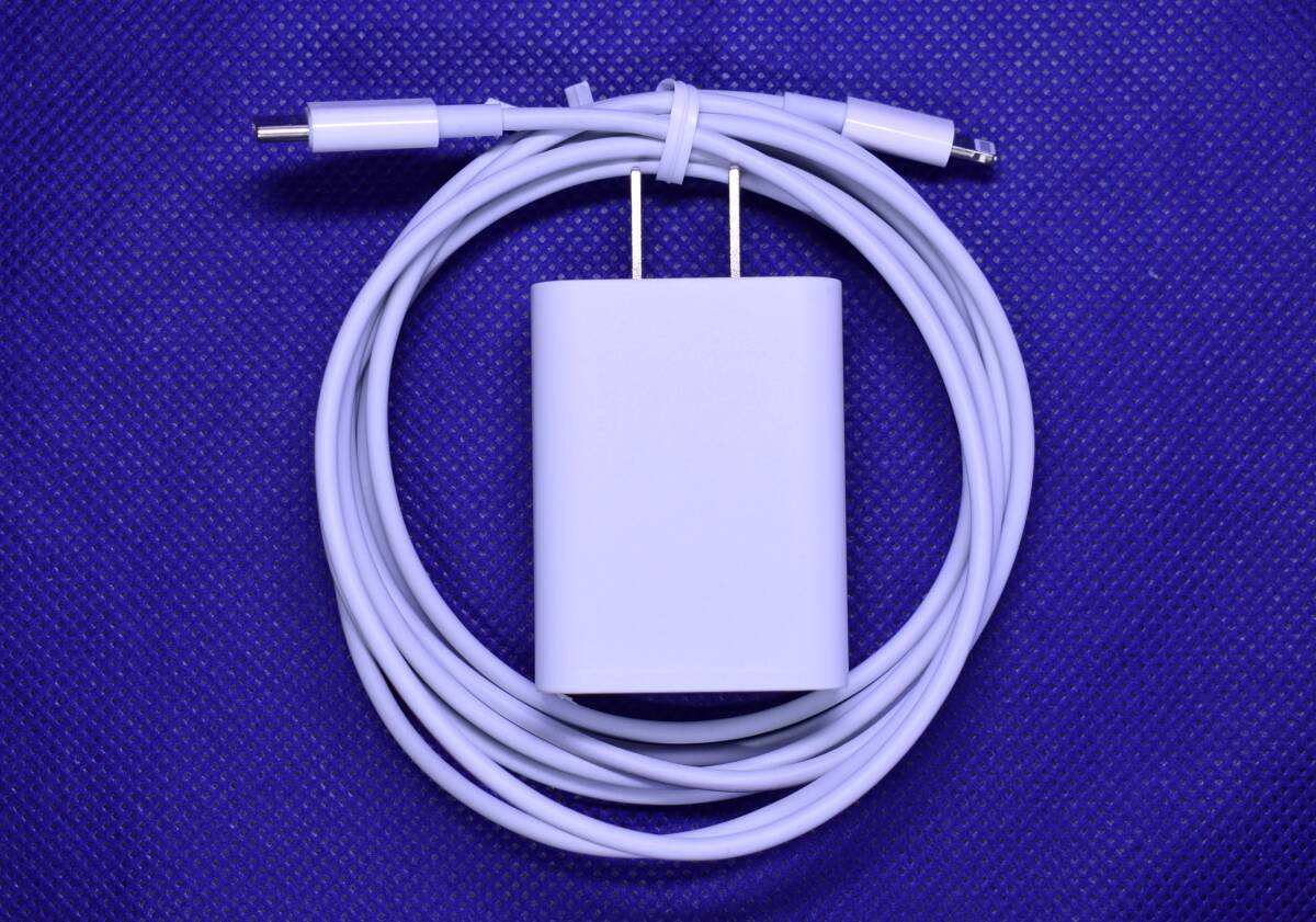 未使用 USB 電源アダプタ 15W ＋ USB Type C-ライトニングケーブル ２m