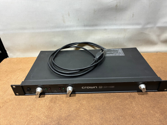 CROWN 業務パワーアンプ　D-45 の使用品です。