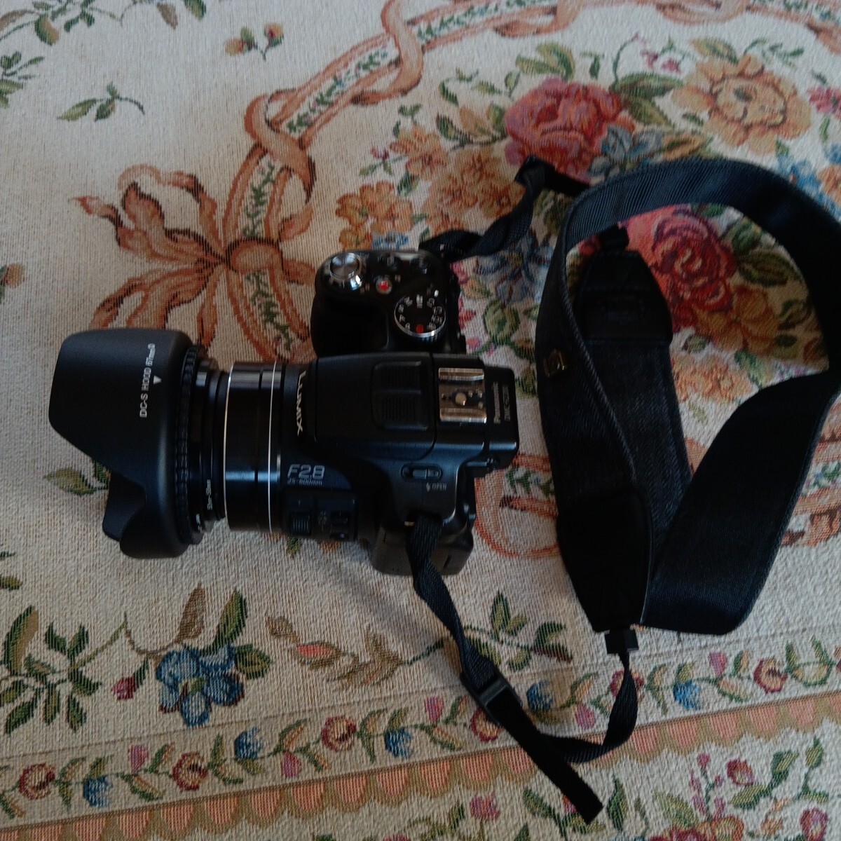 【美品】LUMIX DMC-FZ２００★シャッター回数僅か1０００弱★動作確認済★付属★ストラップ、フード・充電器・バッテリ―・SDカード