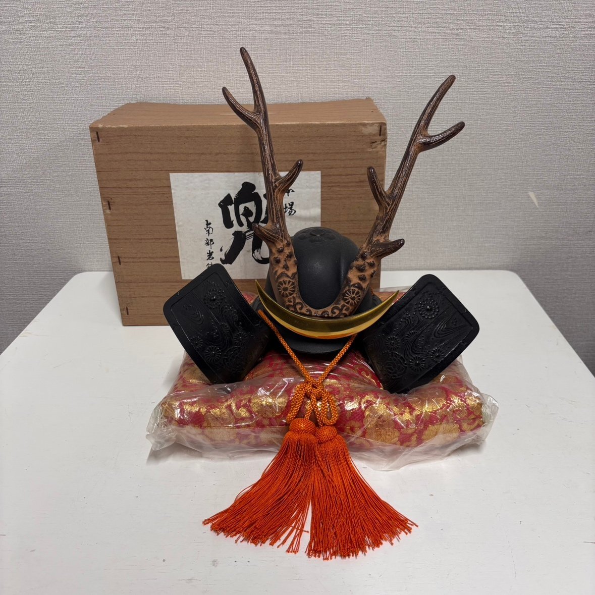 【41】【併売・店頭引取可】南部鉄器 南部岩鋳 兜飾り 紙箱入り 戦国武将 金属工芸 長期保管品