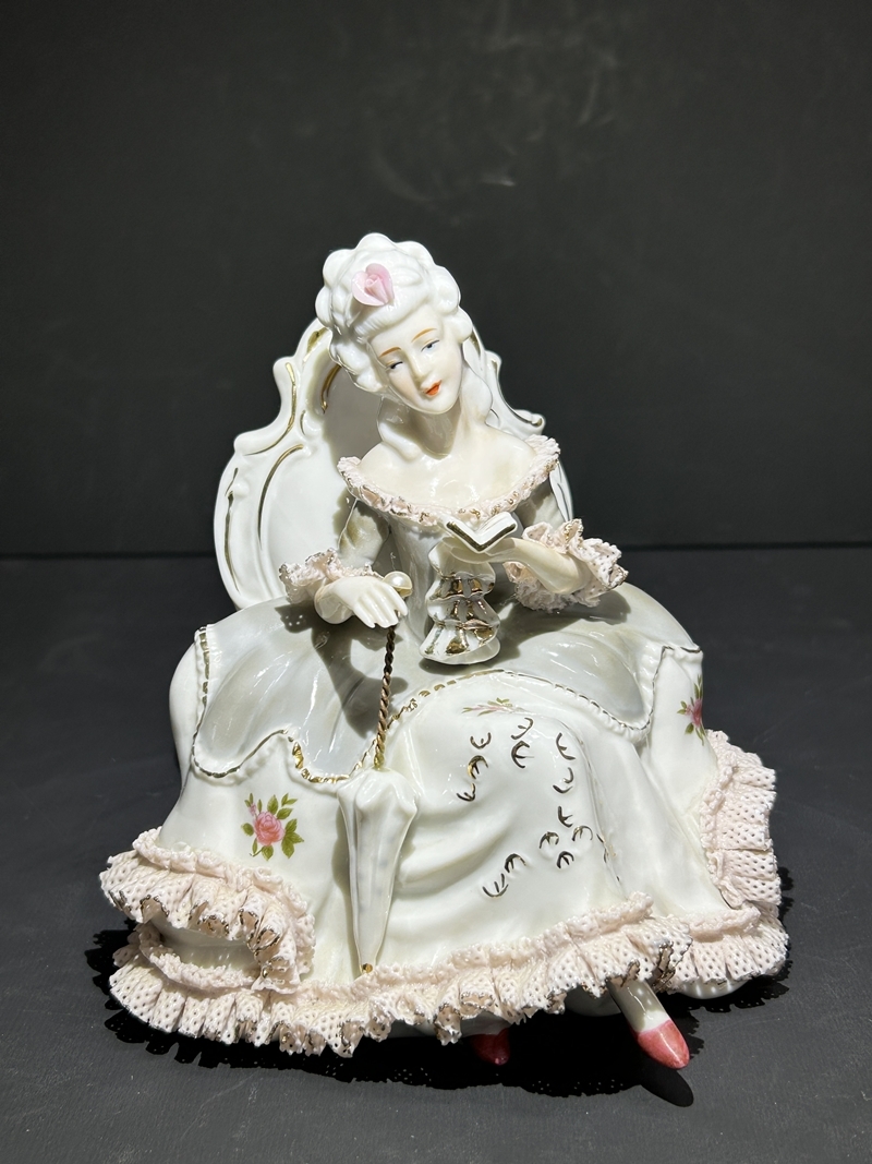 ● コレクター必見 レトロ 陶器製 人形 貴婦人 傘を持って本を読む女性 オブジェ 置物 インテリア 飾り コレクション kr920