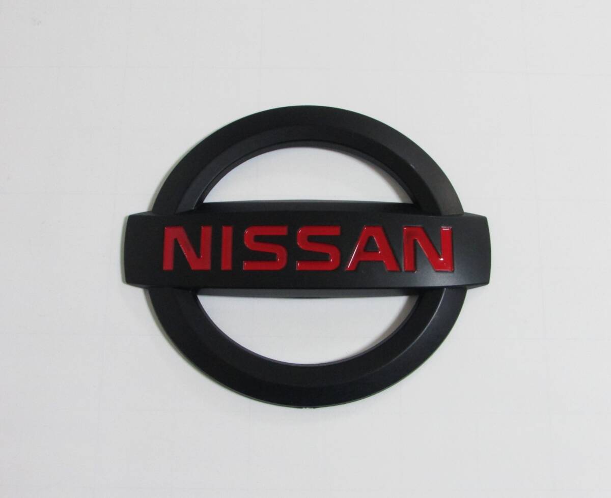 NISSAN 日産 ニッサン エンブレム マットブラック×レッド 100mm×85mm