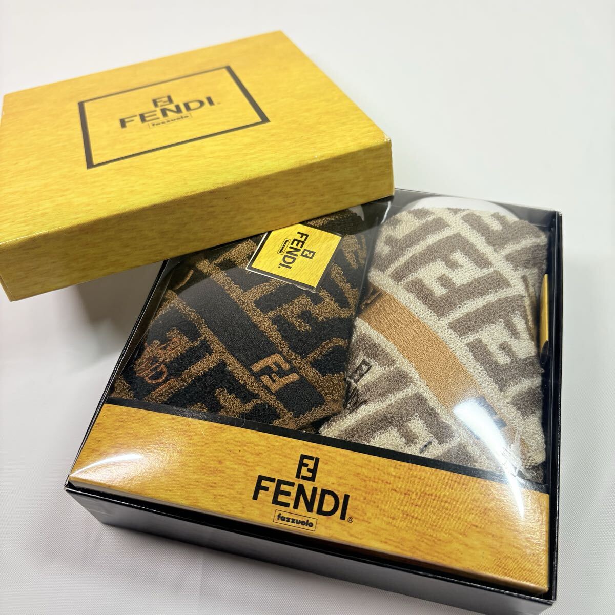美品未使用品　 FENDI フェンディ ズッカ柄　ＦＦ柄　　パイルシルク100 タオルハンカチ２枚 ギフト