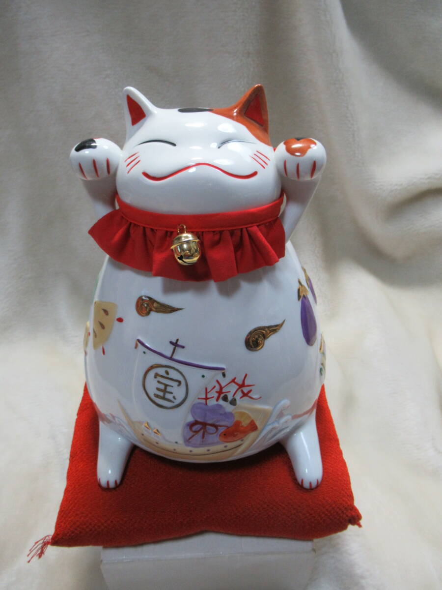 猫舎道楽堂本舗☆招き猫貯金箱【福顔にゃんこ☆金運・開運☆宝船 打ち出の小槌 鶴亀 瓢箪 一富士二鷹三茄子】高さ20.5cm 陶器製☆赤座布団
