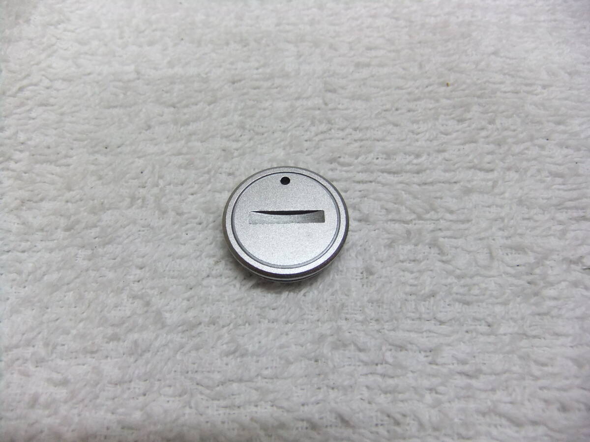 純正 OLYMPUS オリンパス 電池蓋 バッテリーカバー OM-1 用 接点蓋 ふた カバー シルバー 送料85円