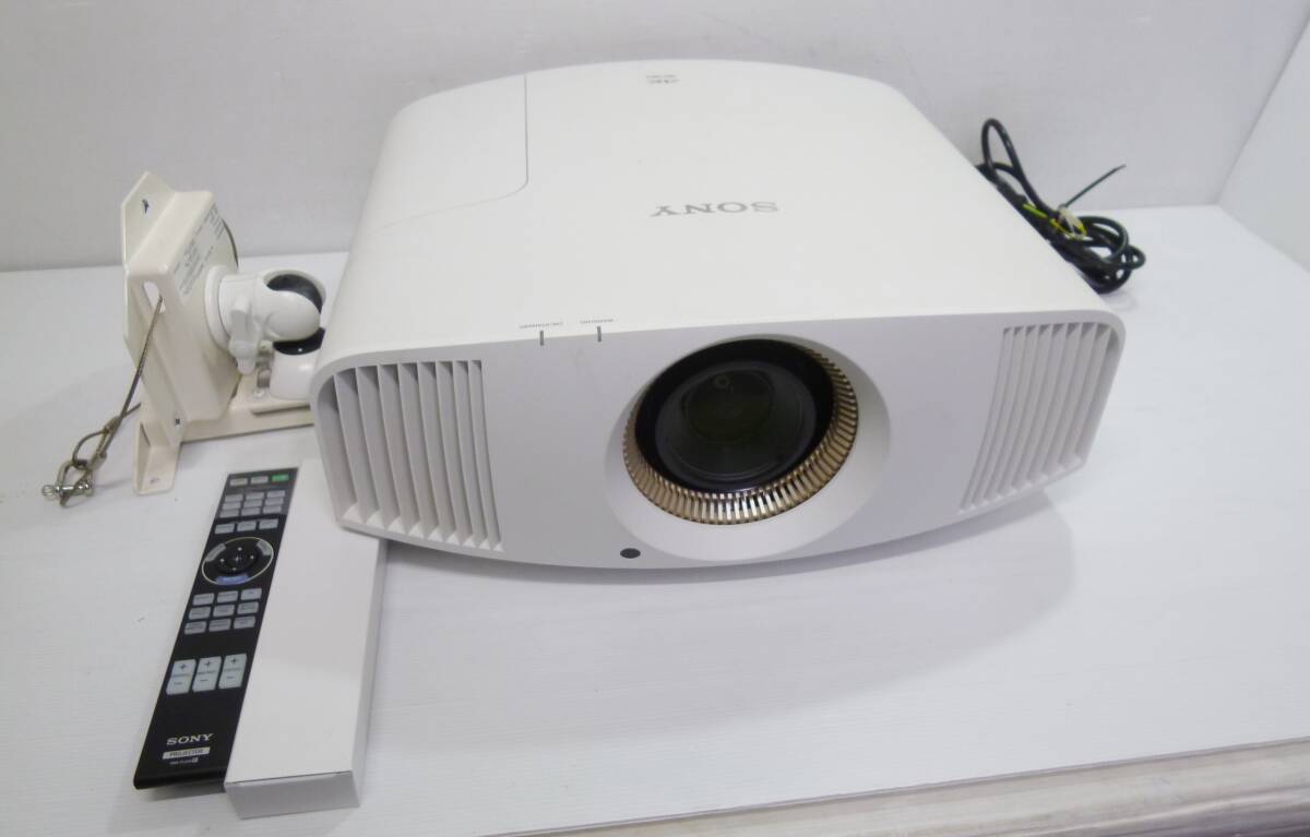 A0874a SONY ソニー ビデオプロジェクター 4K HDRホームシアタープロジェクター VPL-VW535 ホワイト 天井取付金具PSS-H10＆リモコン付き！