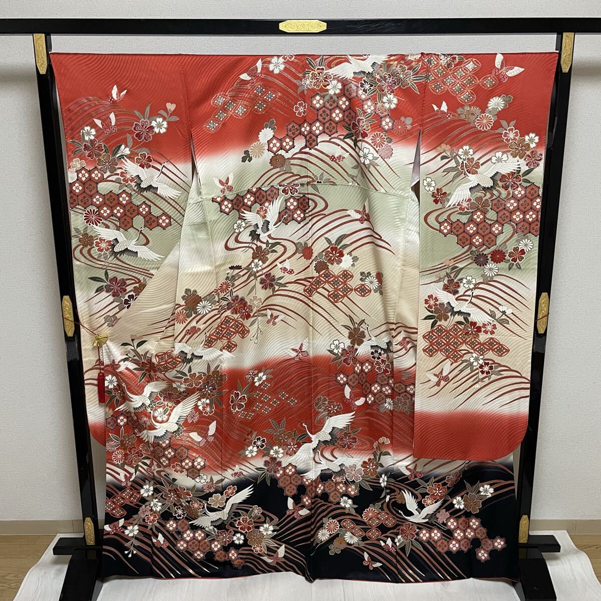 振袖 裄67.5 鶴に荒波 花模様 亀甲に七宝柄 華やかな染め 着物 正絹 B-2117
