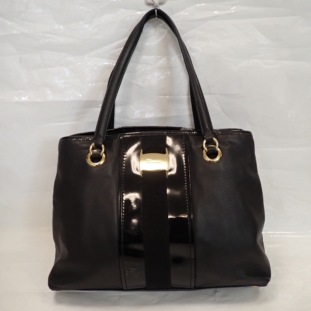 Th676821 フェラガモ ヴァラ トートバッグ FJ-21 E166 本革×パテントレザー ブラック/ゴールド金具 Ferragamo 中古 ※難あり