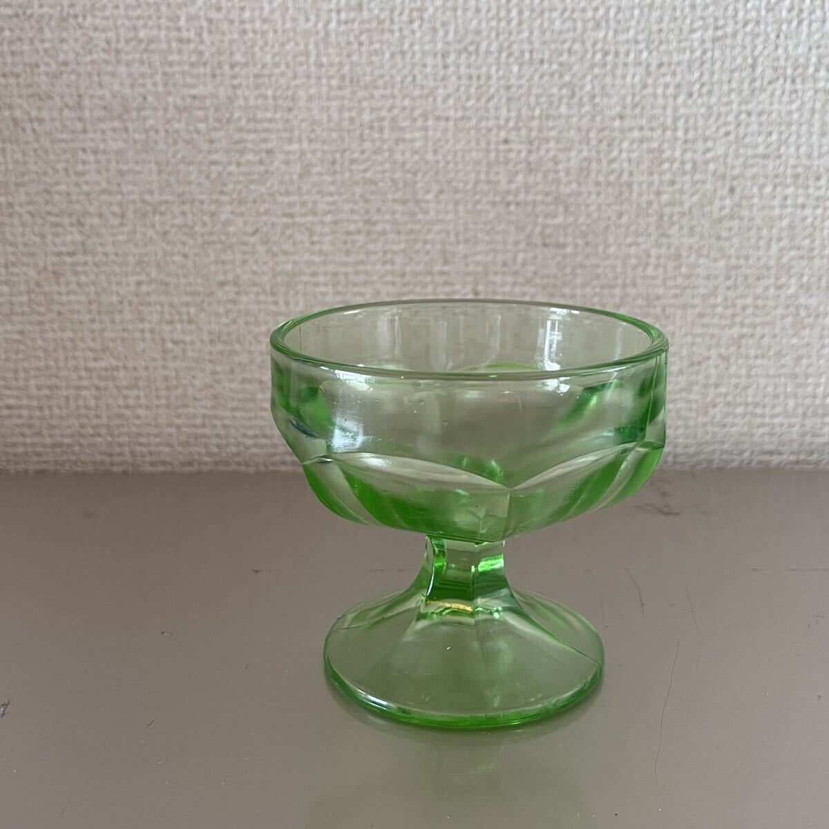 26261 ウランガラス 昭和レトロ デザートカップ 気泡入 当時物 和ガラス グリーン 氷カップ 氷コップ