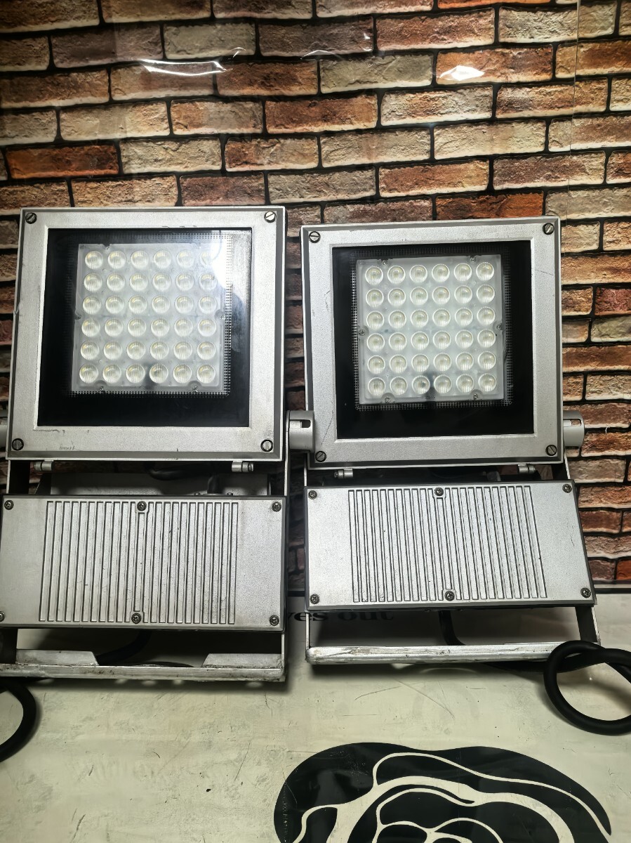 遠藤照明　LED照明器具　屋外用　防雨形　看板灯　ERS3639S 2014年製/2本入。中古現状。動作確認品。