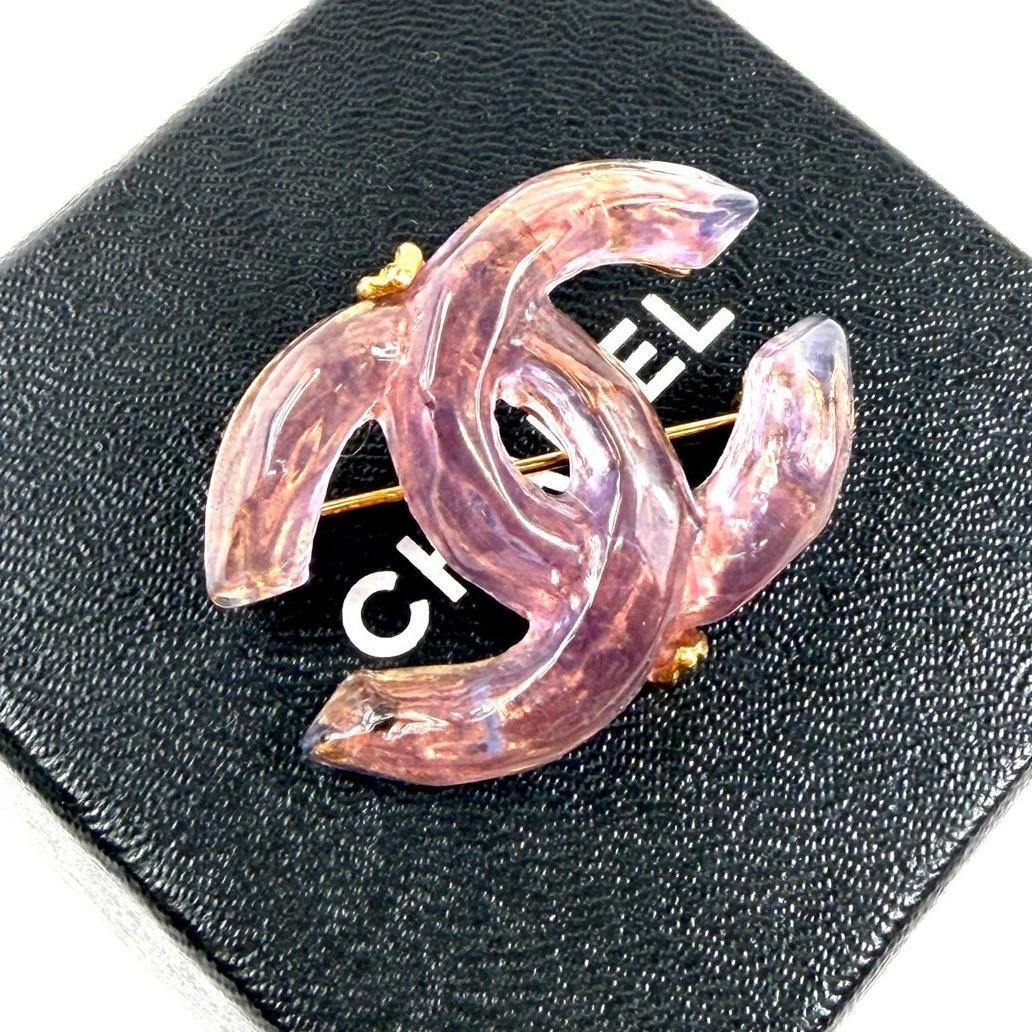 【箱付き 美品】 CHANEL シャネル ココマーク ブローチ ゴールド パープル 紫 ロゴ ヴィンテージ 99P クリア プラスチック アクセサリー