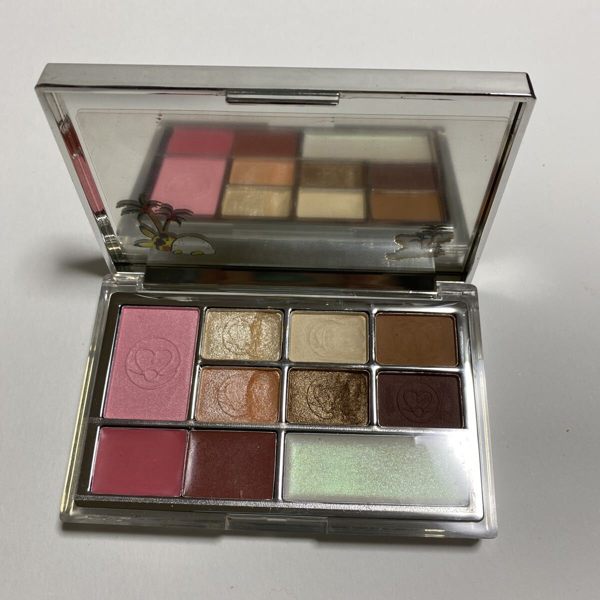 イッツデモ　マルチパレット　ポケモン　ピカチュウ柄　チーク　アイシャドウ　リップ　クリームアイシャドウ　メイクパレット