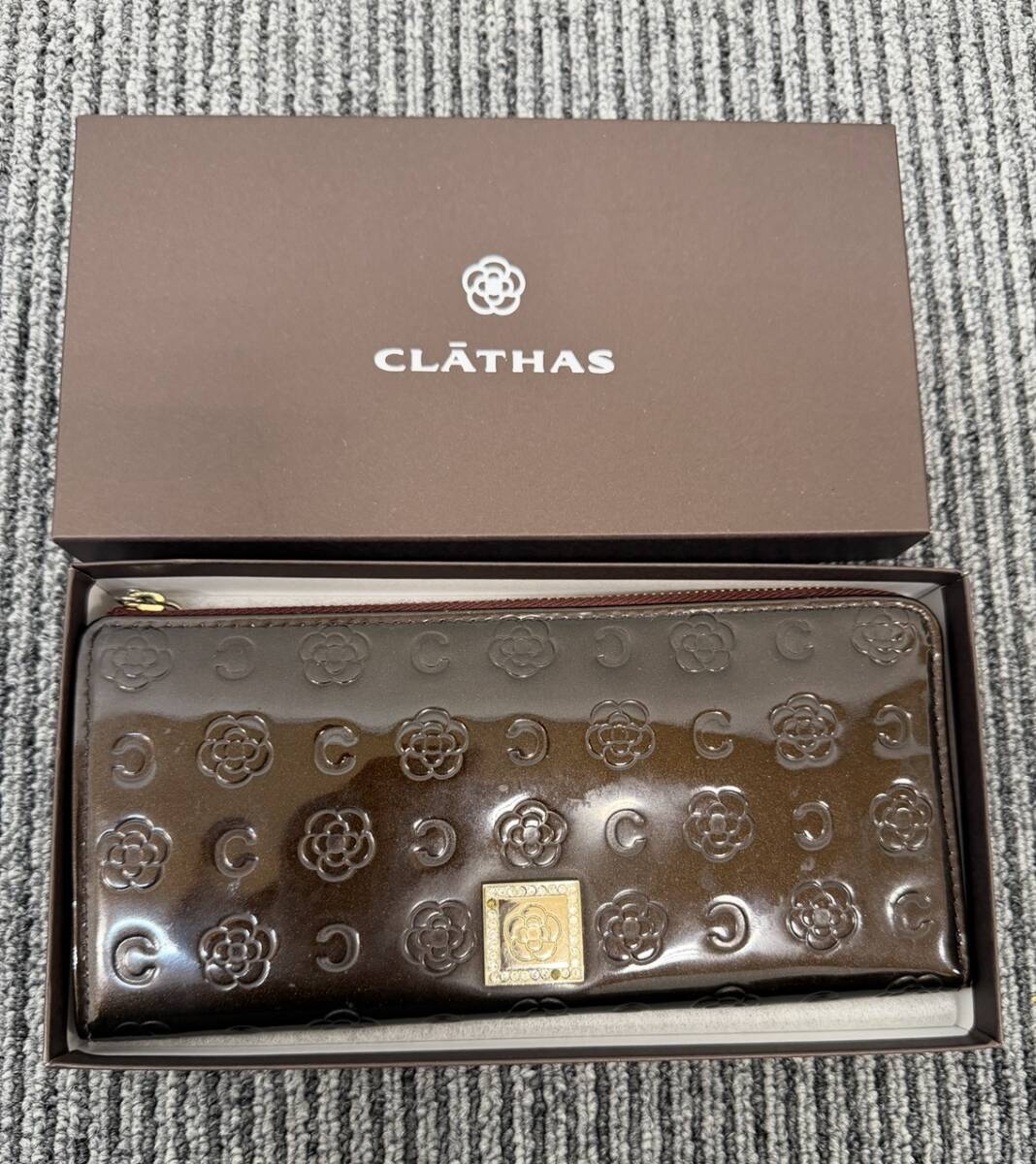 296★クレイサス ベティ CLATHAS 長財布 ボルドーカラー エナメルレザー 花柄 ラインストーン 石取れあり 中古現状品