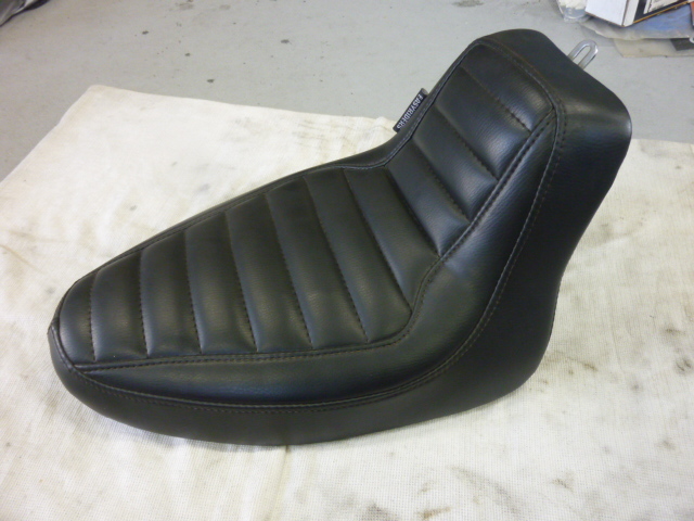 イージーライダース　シングルシート　FXST　FLST