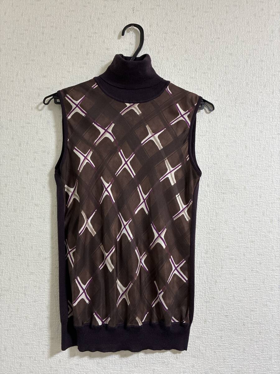 フェラガモ☆前側のデザインが素敵なトップス☆美品☆難あり