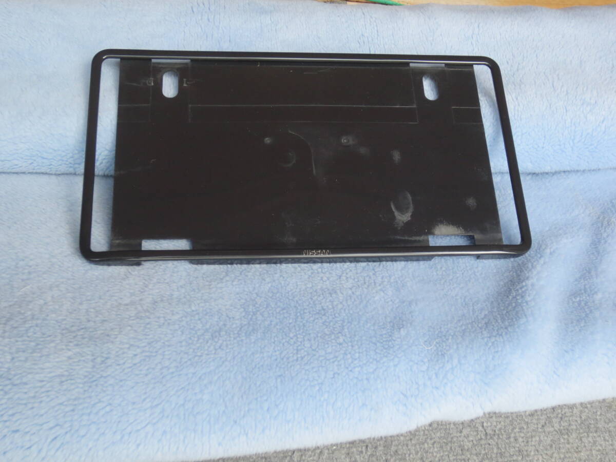 日産　NISSANナンバーフレーム1枚　黒