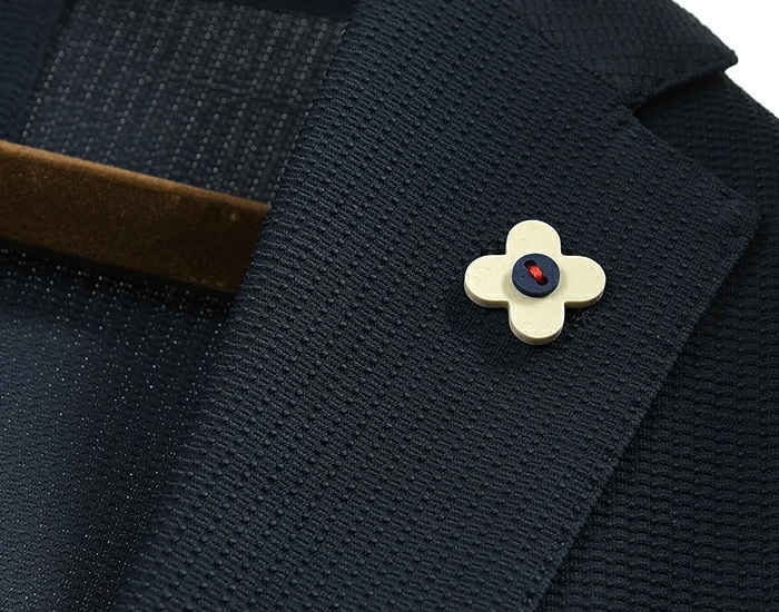 新品【LARDINI ラルディーニ】ゴム製 ブートニエール ラペルピン ピンバッジ 白紺 v8026