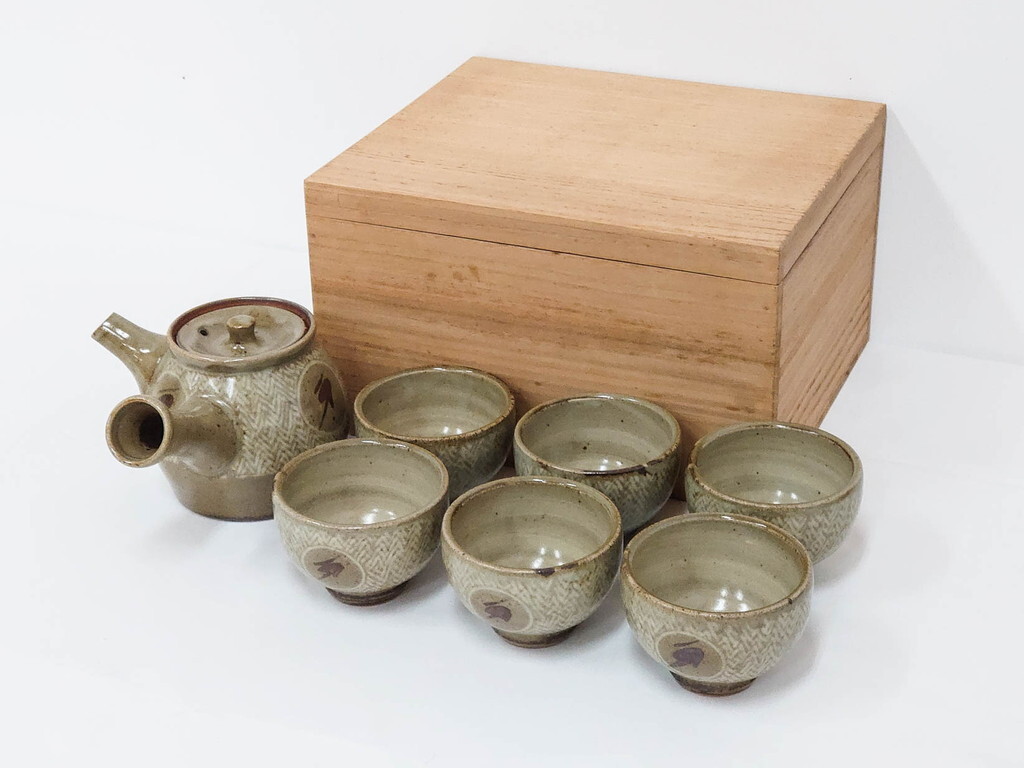 R-086373　人間国宝 島岡達三　地釉縄文象嵌の意匠が味わい深い番茶器セット(急須・湯呑)　共箱付き(湯のみ,煎茶道具,和食器,益子焼)