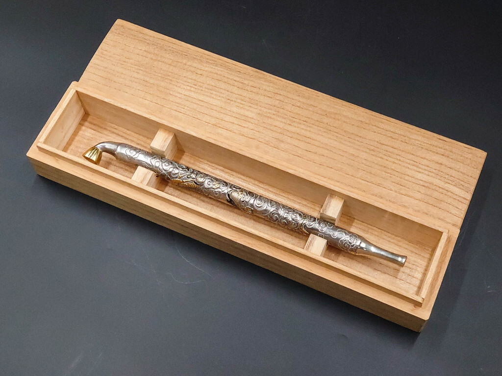 R-086661　大峰刻　金象嵌　緻密な雲龍図が見事な銀製の煙管　共箱付き(キセル,きせる,工芸品,喫煙具,和小物)