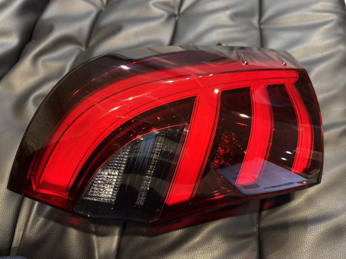 【現行ノア】左側　テールランプ レッド/スモーク