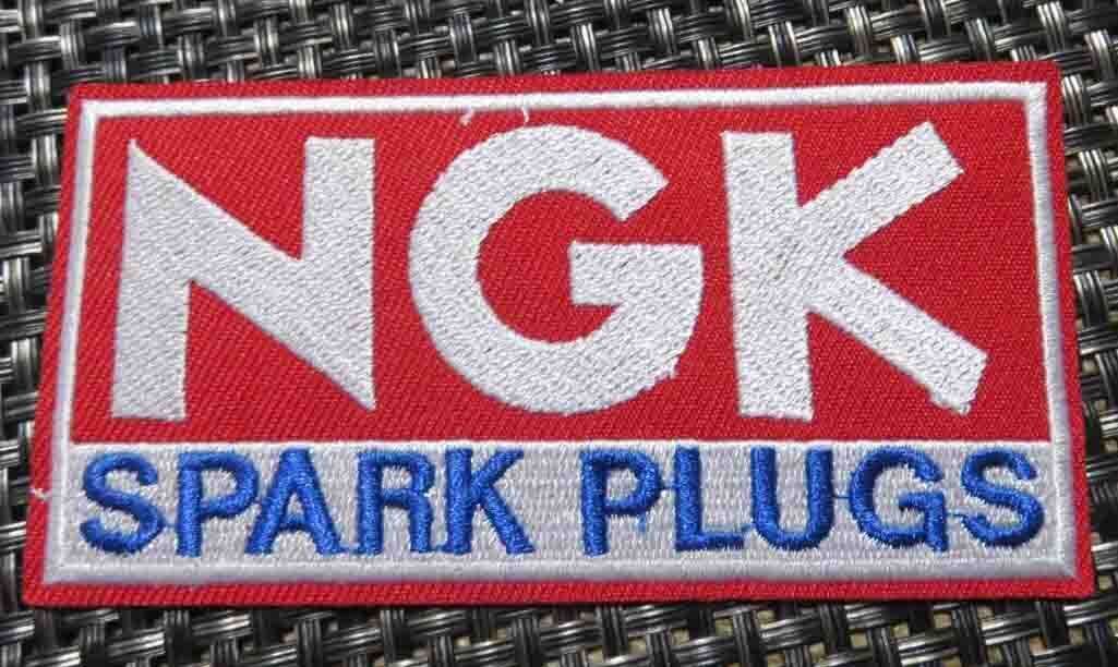 《赤白NK長方形》車魂◆新品NGK　スパーク　プラグ　刺繍ワッペン◆自動車　バイク　レース　修理　　レーシング■洋服・衣類・衣服DIY
