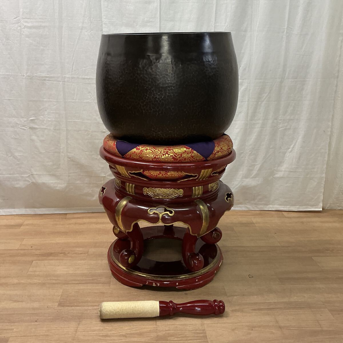 【L16×2C266】大型 おりん 手打銅 高90cm 座布団 朱塗台 りん棒 4点セット 子 金丸 神社仏閣 法事 法要 仏具