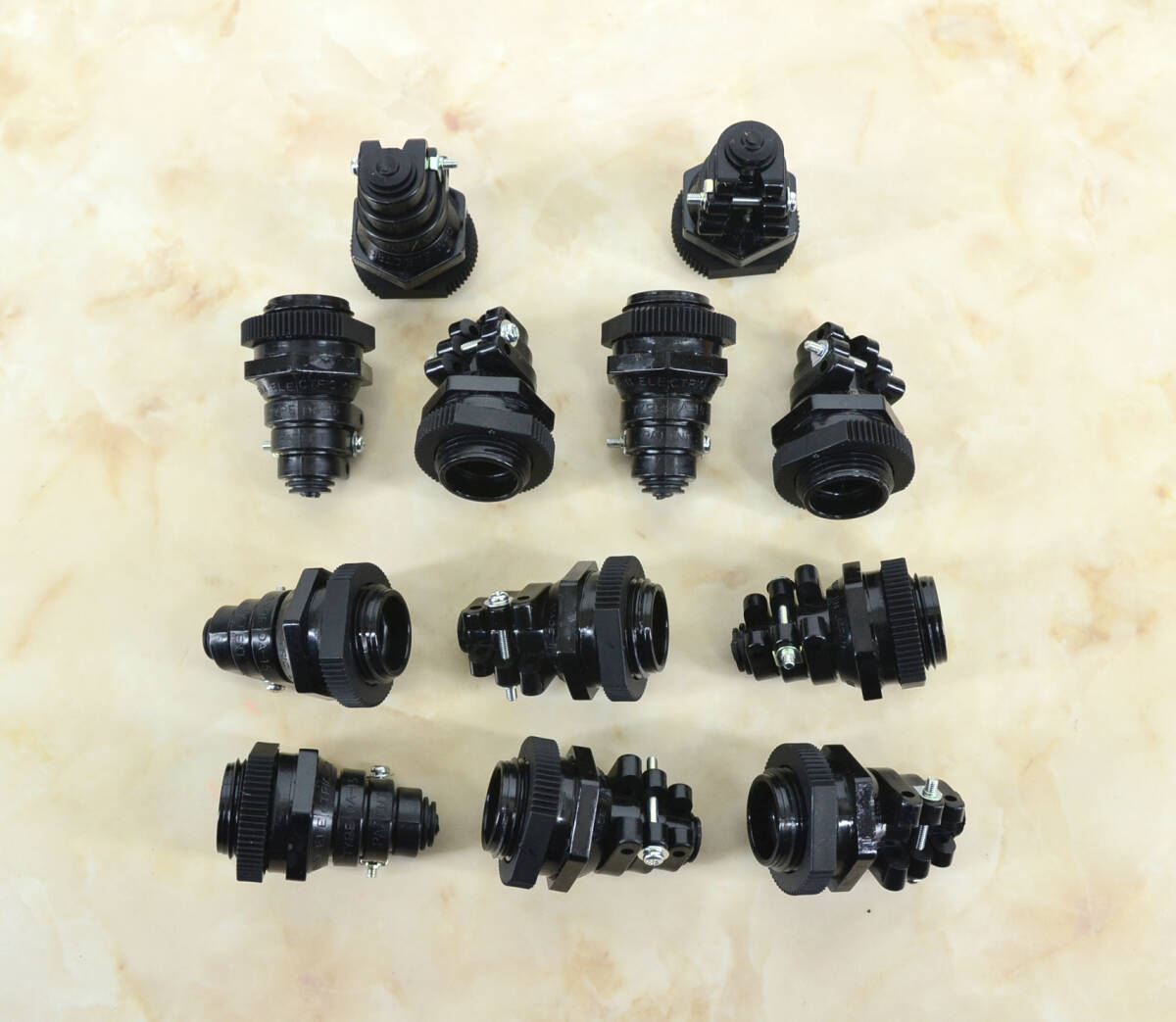 汎用型ケーブルクランプ OA-15 キャプコン 標準タイプ 【価格は１点の価格です】 新古品