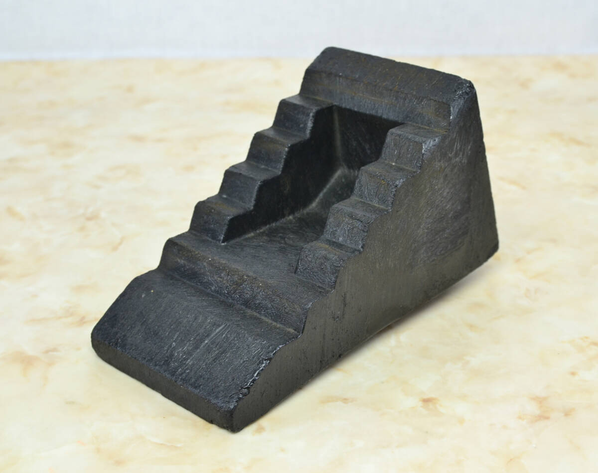 トラック用車輪止め 車止め タイヤストッパー 黒 B型 背面リング付き ハイプラ輪止 中古品