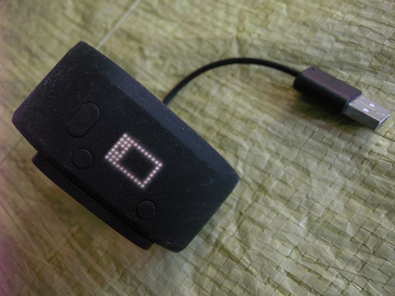 スポーツ時計　黒アデダスフイットスマート　ボタン切り替え充電表示確認　電源オフ有り　商品知識無し　フイット感軽い　外見美品　
