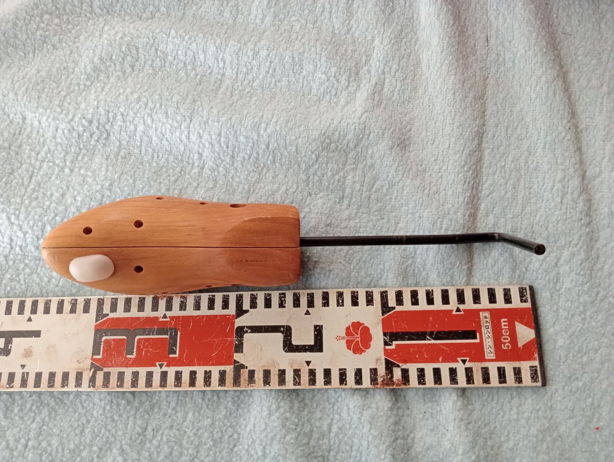 靴　木製の変わったシューキーパー　棚