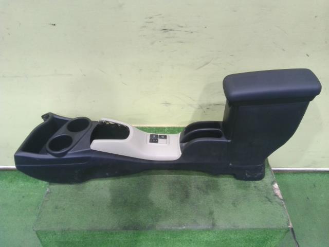 アクア DAA-NHP10 コンソールボックス 1NZ-FXE 082 中古