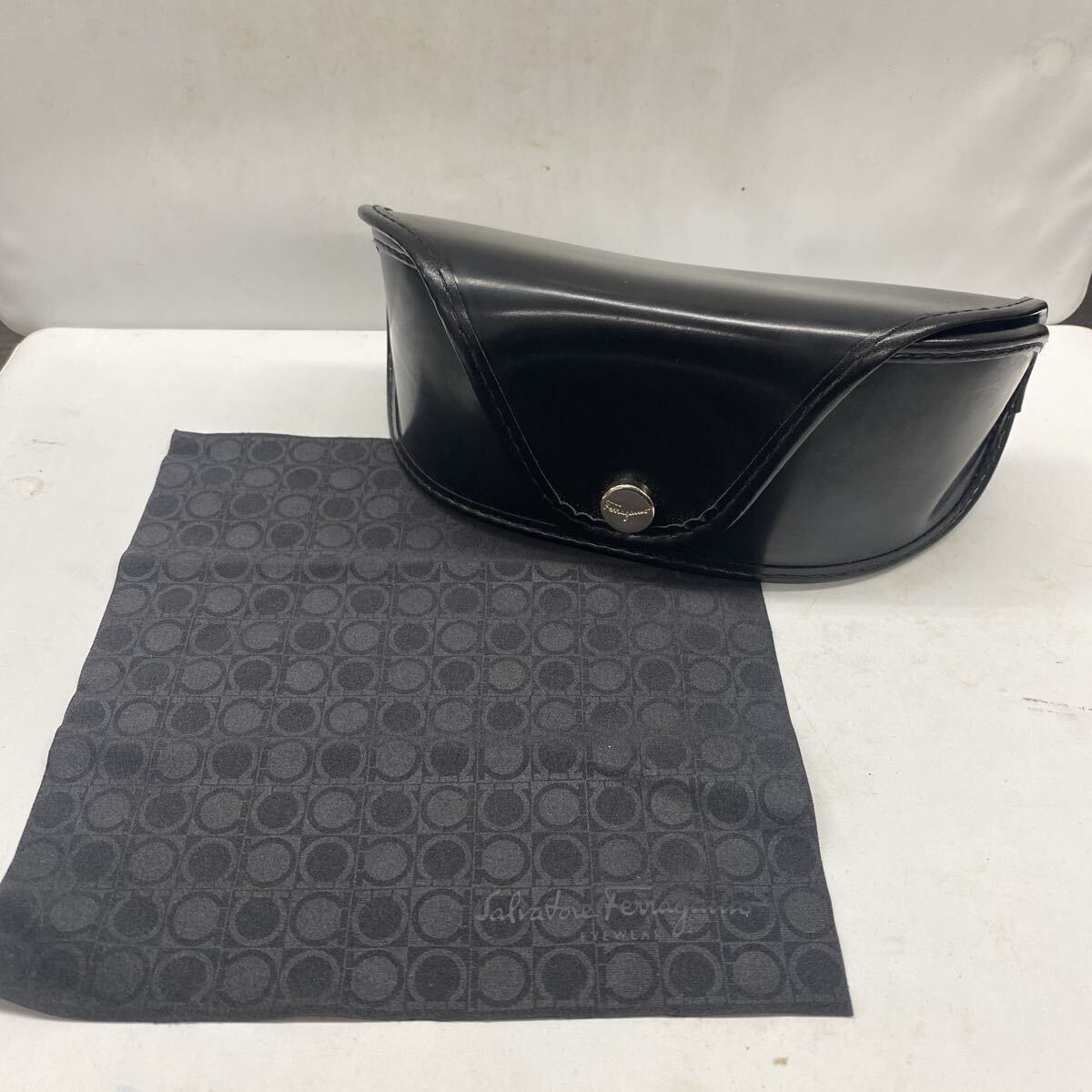 12ytR Salvatore Ferragamo サルヴァトーレ フェラガモ サングラスケース 眼鏡 メガネ拭き