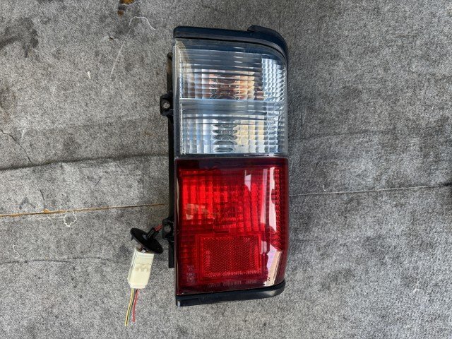ボンゴ DBF-SLP2V 右/運転席 純正 テールライト テールランプ 低床HR 1.15T A2W コイト 220-61471 S41A-51-150A