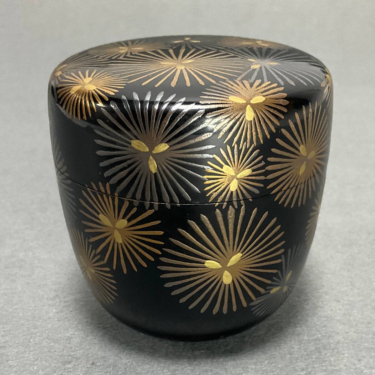 【20283T】棗 なつめ 漆器 茶道具 唐松 黒地に金銀の松葉 中棗 茶器 茶入 抹茶 無銘 現状品