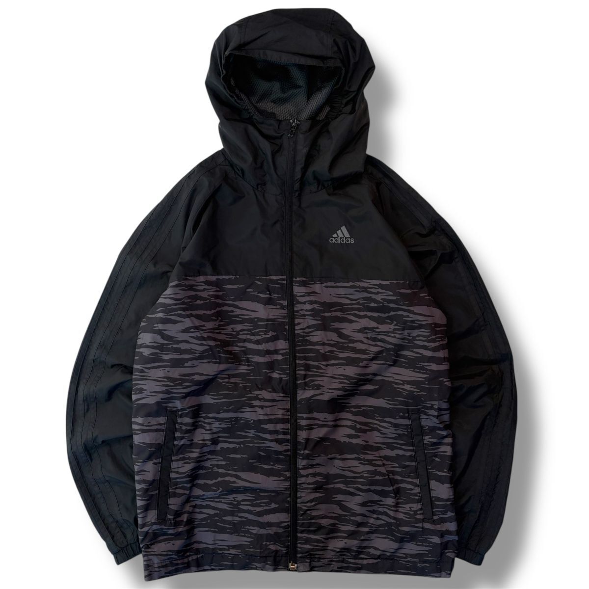 国内正規品★ adidas アディダス ジップアップ ウィンドブレーカー ジャケット 迷彩柄 黒グレー Lサイズ フードジャケット スポーツウェア