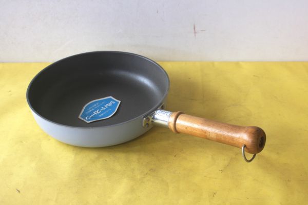 未使用品　デュポン社の「シルバーストーン」コーティング　フライパン　24㎝　木製ハンドル /28N1.15-67