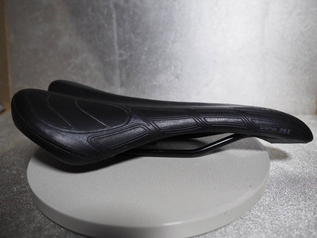 自転車用サドル　VELO COMP 143