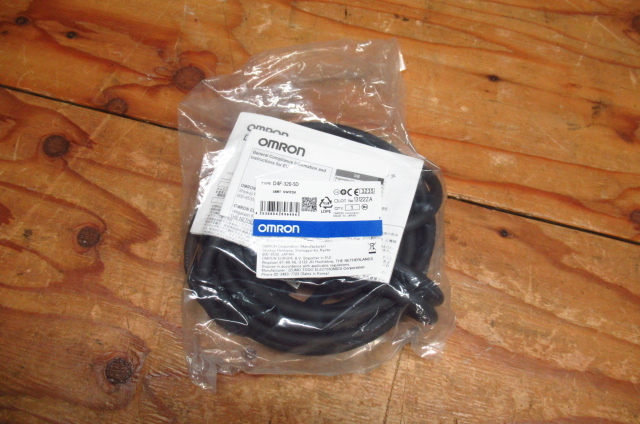 新品未使用 OMRON オムロン D4F-320-5D 小型セーフティ スイッチ 管理8S0214S-F1