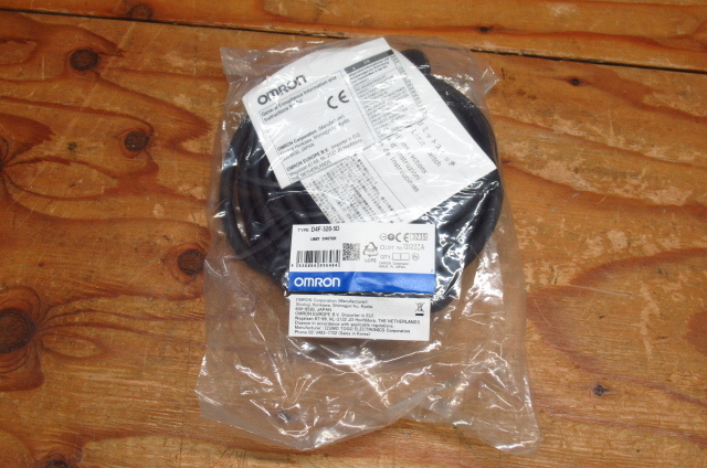 新品未使用 OMRON オムロン D4F-320-5D 小型セーフティ スイッチ 管理8S0214T-F1
