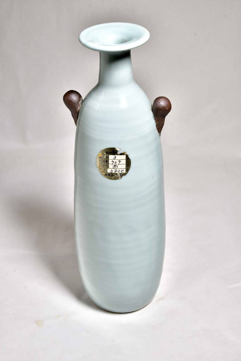 青磁耳付き　花瓶　展示未使用品