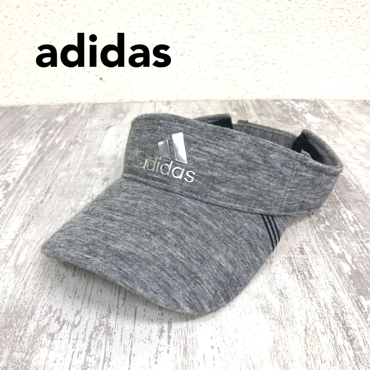 2F2095-Y◆adidas アディダス サンバイザー ゴルフキャップ メタリックロゴ マジックテープ メンズ スポーツ 帽子◆グレー ポリエステル