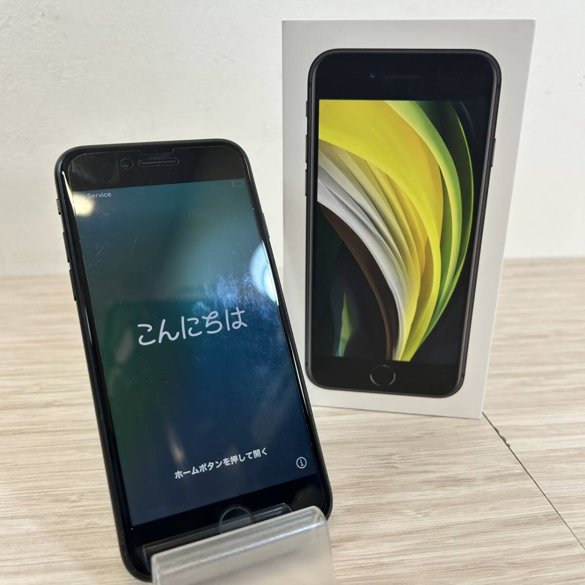 【MH-2133】中古品 iPhone SE MHGP3J/A 64GB 利用制限〇 バッテリー77％ 稼働品 アイフォーン 携帯 スマホ