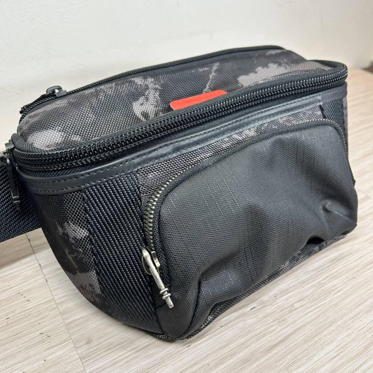 【MH-2190】中古品 TUMI トゥミ アルファブラボー コロンバス ユーティリティポーチ ボディバッグ ウエストバッグ 232401CHR ナイロン 