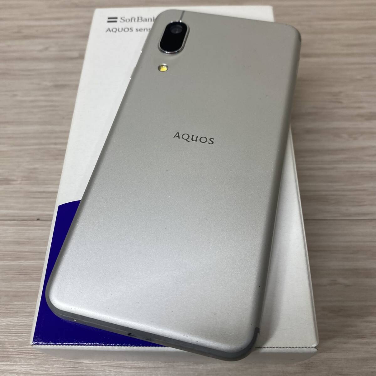 ●【MH-2207】中古品 スマートフォン softbank シャープ AQUOS sense3 basic 907SH シルバー 32GB SIMロック解除 バッテリー良好 スマホ 箱