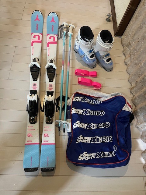 美品 ATOMIC アトミック 130cm ブーツ 21.5cm ストック 95cm スキーセット 子供 女の子 ブーツケース バンド付き キッズスキーフルセット