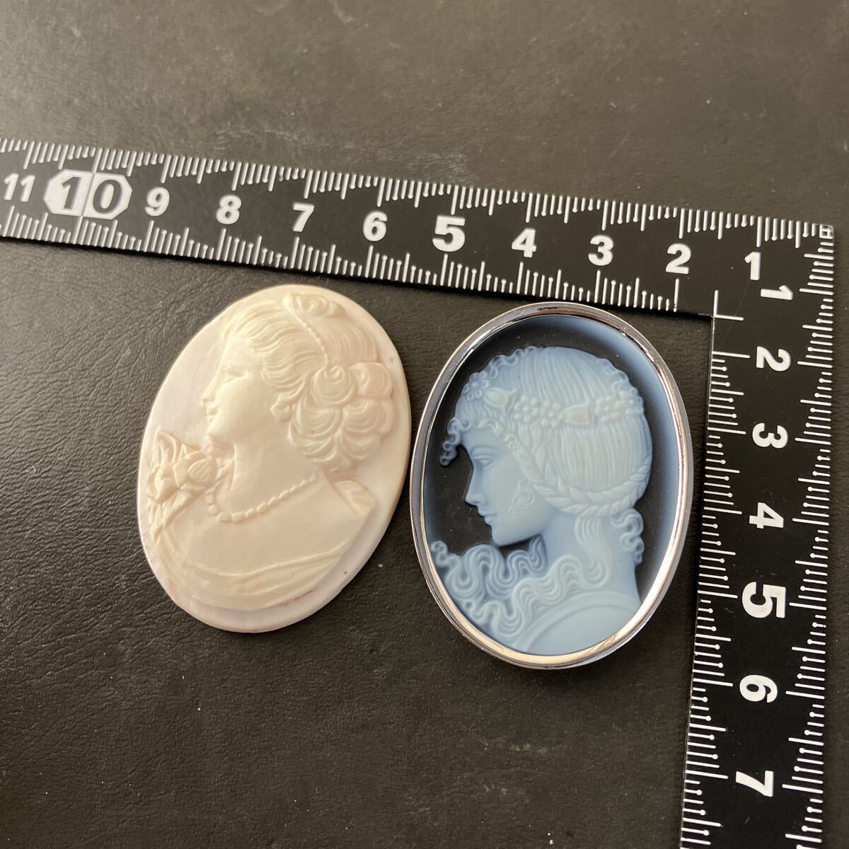 ストーンカメオ　 メノウ？　ブローチ　 貴婦人　 彫刻　 アンティーク ルース　 アクセサリー　刻印あり　T900 2点まとめて 美品 ★4