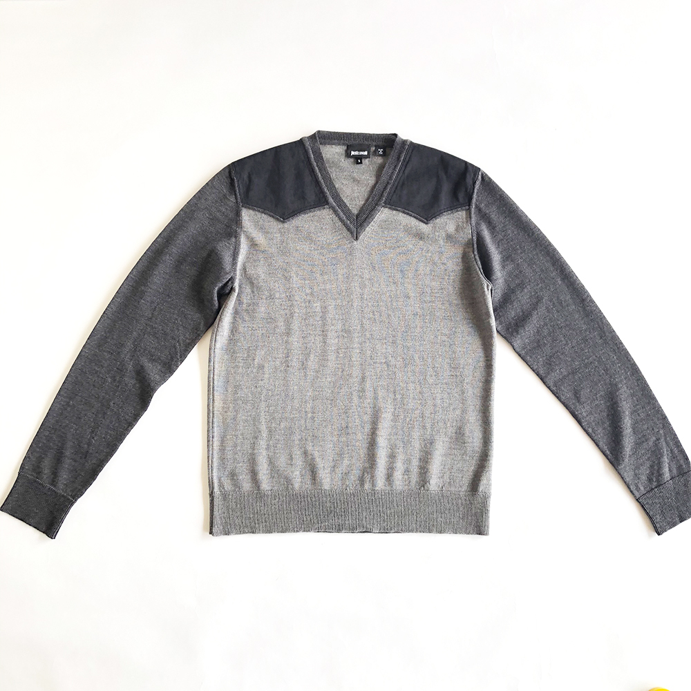 【新品同様】JUST CAVALLI 　ITALY製Vネックセーター　長袖 スリムフィット Sサイズ