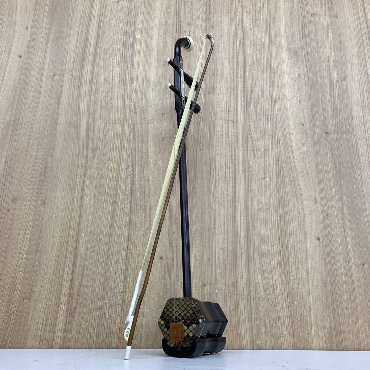 【Gt-2】 萬菊根精製 二胡 民族楽器 中国 ケース付き 5506-161
