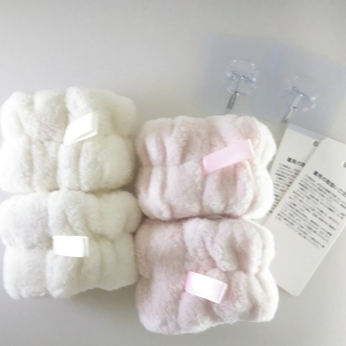 匿/ゆうパケットmini送込【未使用 2色（合計4個）シールタイプフック2個】　洗顔用リストバンド オフホワイト 淡ピンク